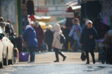 İnsanlar şehrin caddesi boyunca yürür. Şehir hayatı. Kalabalığın hareketi. İnsan siluetleri. Aile tatili. Hafta Sonu.