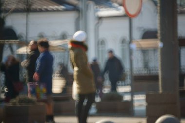 İnsanlar şehrin caddesi boyunca yürür. Şehir hayatı. Kalabalığın hareketi. İnsan siluetleri. Aile tatili. Hafta Sonu.