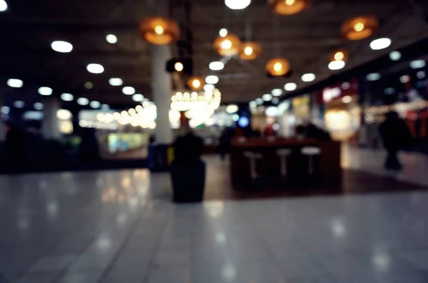 Homályos Háttér Emberek Sétálgatnak Plázában Bevásárlóközpont Bevásárlóközpont Galéria Gyönyörű Belső — Stock Fotó