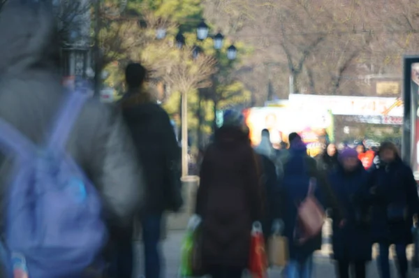 Fundo Desfocado Pessoas Caminham Pela Rua Cidade Vida Cidade Movimento — Fotografia de Stock