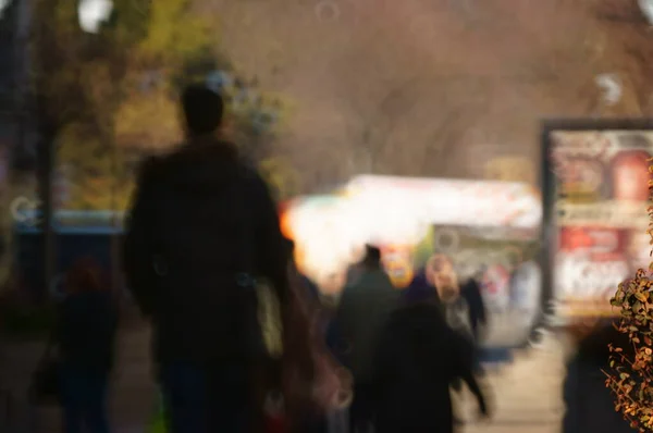 Fundo Desfocado Pessoas Caminham Pela Rua Cidade Vida Cidade Movimento — Fotografia de Stock