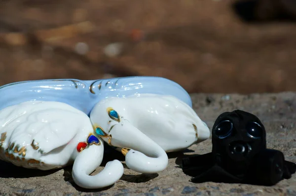 Símbolo Conceito Par Cisnes Uma Máscara Gás Grama Verde — Fotografia de Stock