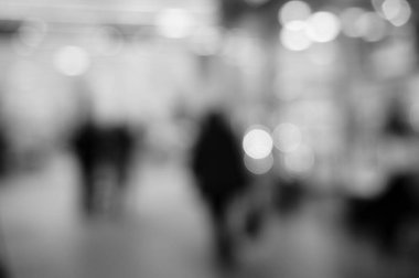 Arka plan bulanık. Alışveriş merkezindeki insanlar..