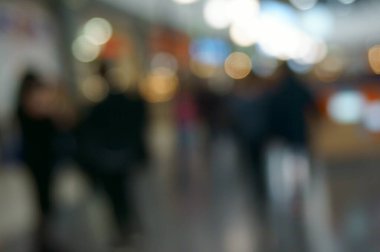 Arka plan bulanık. Alışveriş merkezindeki insanlar..