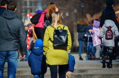 Şehirde yürüyen bir grup insan.