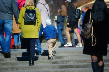 Şehirde yürüyen bir grup insan.