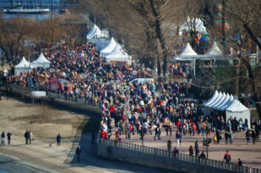 İnsanlar eğlence parkında dinleniyor. Kalabalığın hareketi.