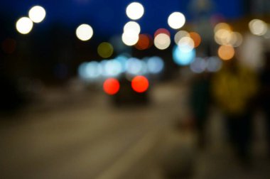 Arka plan bulanık. Alışveriş merkezinin yakınına park ediyorum..