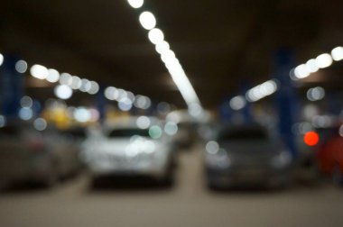 Arka plan bulanık. Alışveriş merkezinin yakınına park ediyorum..