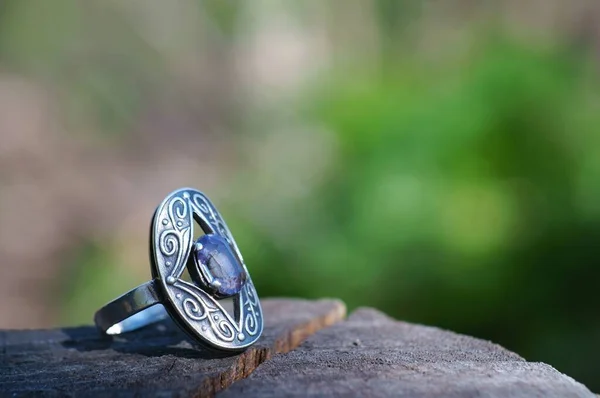 Серебряное Кольцо Зеленом Фоне — стоковое фото
