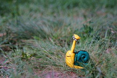 Renkli doğal arka planda plastikten yapılmış salyangoz..