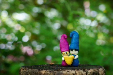 Kil içinden bir kalp tutan iki cüce. Ormandaki karakterler.