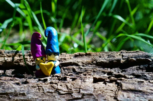 Zwei Wichtel Aus Ton Die Ein Herz Halten Charaktere Wald — Stockfoto