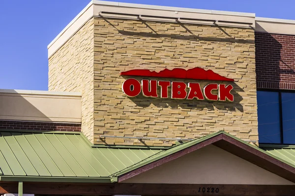 Indianapolis - Sekitar September 2016: Outback Steakhouse Restaurant Location. Outback menawarkan pengalaman bertema Australia II — Stok Foto