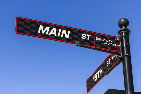Indianápolis - Circa Septiembre 2016: Main Street Sign in Speedway, Home of the Indianapolis Motor Speedway. IMS acoge las carreras de coches Indy 500 y Brickyard 400 I —  Fotos de Stock