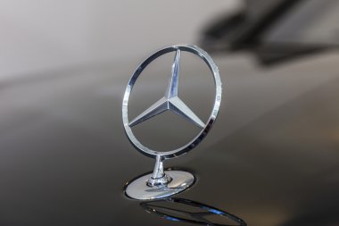 Indianapolis - Yaklaşık Ekim 2016: Mercedes Benz Standing Star Hood Süs. Üç noktalı yıldızın kökeni 1909 Iv