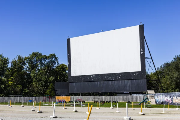 Old Time Drive-In Movie Theater com tela ao ar livre e playground I — Fotografia de Stock