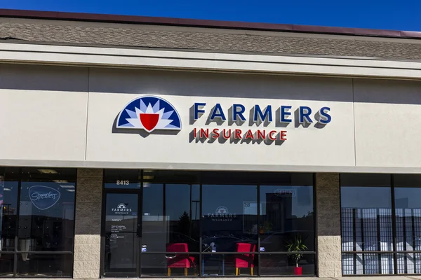 Indianápolis - Circa Octubre 2016: Farmers Insurance Group Agent Location. Agricultores proporcionan seguro de hogar, vida y automóvil II — Foto de Stock