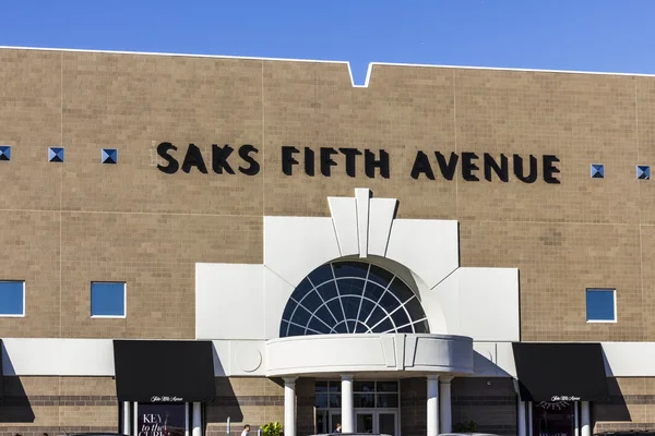 Indianápolis - Circa Octubre 2016: Saks Fifth Avenue Mall Location. Saks es una tienda departamental de lujo propiedad de Hudson 's Bay Company I — Foto de Stock