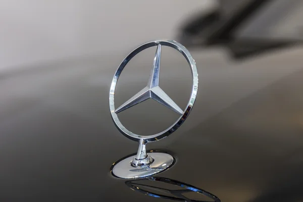 Indianapolis-Circa października 2016: Mercedes Benz Standing Star Hood ornament. Początki trzypunktowej gwiazdy sięgają 1909 IV — Zdjęcie stockowe