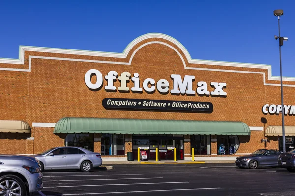 Indianápolis - Circa Octubre 2016: OfficeMax Retail Strip Mall Location. OfficeMax es una filial de Office Depot II — Foto de Stock