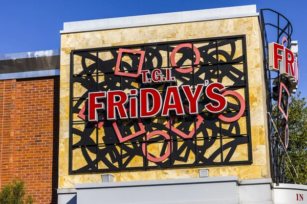 Indianapolis - Circa October 2016: TGI Friday's Restaurant Location. TGI Fridays offers great food and amazing drinks I — Stock Photo, Image