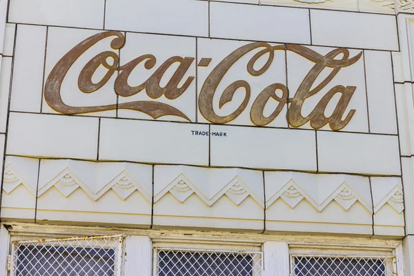 Indianapolis - Circa oktober 2016: Den tidigare Coca-Cola tappningsanläggningen med art déco-Detaljer. Koks växten öppnades 1931 V — Stockfoto