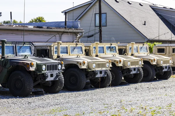 Kokomo - Circa oktober 2016: Humvee Multipurpose Vehicles opgesteld in het Indiana National Guard Armory Ii — Stockfoto