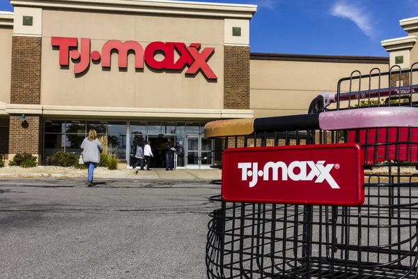 Kokomo - Circa Octubre 2016: T.J. Maxx Retail Store Location. T.J Maxx es una cadena de descuento al por menor que ofrece ropa de marca elegante, zapatos y accesorios V — Foto de Stock