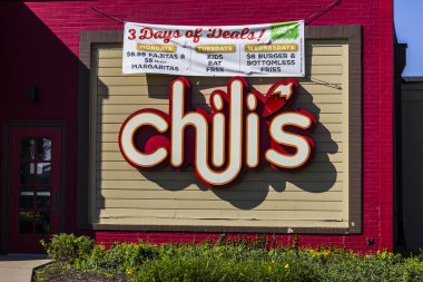 Indianapolis - Ekim 2016 yaklaşık: Chili's Grill ve Bar Restoran yemek rahat. Chili's onun bebek geri kaburga için ben bilinmektedir