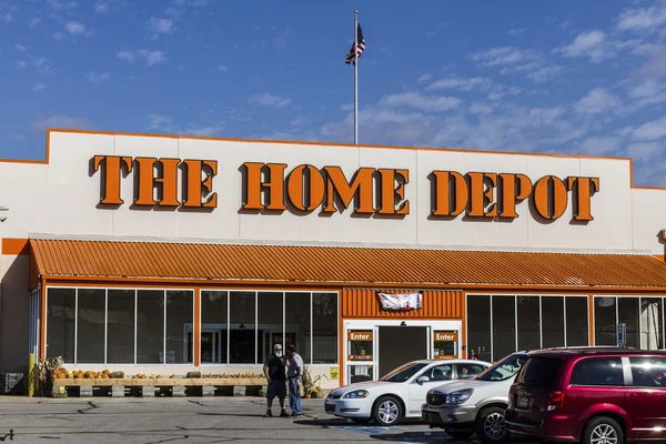 Logansport - Circa Octubre 2016: Ubicación del Home Depot. Home Depot es el mayor minorista de mejoras para el hogar en los Estados Unidos IV — Foto de Stock