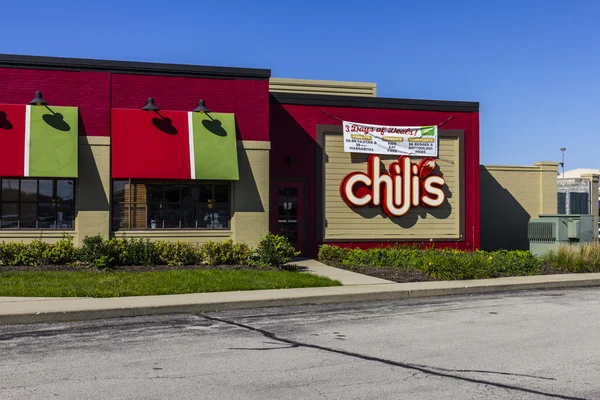 Indianapolis - Circa October 2016: Chili's Grill & Bar Casual Dining Restaurant. Chili's is known for its Baby Back Ribs II — Stockfoto
