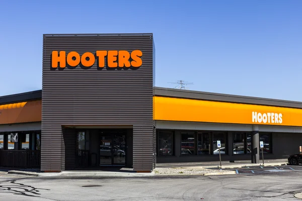 Indianápolis - Circa outubro 2016: Hooters Jantar em Restaurante Localização. Hooters opera e franquias mais de 430 locais II — Fotografia de Stock