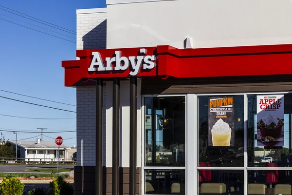 Indianápolis - Circa Octubre 2016: Arby 's Retail Fast Food Location. Arby 's opera más de 3.300 restaurantes II — Foto de Stock