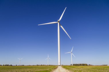 Rüzgar Çiftliği Merkezi Indiana'da. Rüzgar ve güneş yeşil enerji alanları 