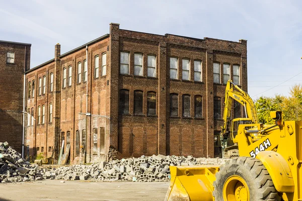 Kokomo - Circa Octubre 2016: Ex Demolición de Almacenes Automotrices. Las viejas fábricas de correas de óxido dan paso a la nueva construcción I — Foto de Stock