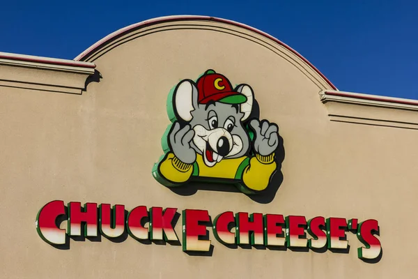 Indianapolis - Circa November 2016: Chuck E. Cheese's Pizza and Entertainment Restaurant. Chuck E. Cheese's Also Offers Sandwiches, Wings, and Desserts I — Stock Photo, Image