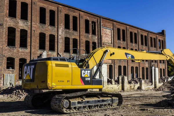 Kokomo - Circa november 2016: Caterpillar 329E Hydraulisk gravemaskine nedbryder en forladt fabrik II - Stock-foto