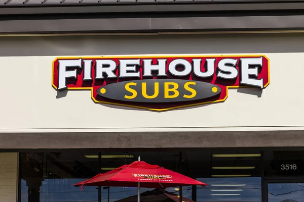 Indianápolis - Circa Noviembre 2016: Firehouse Subs restaurante casual rápido. Firehouse se especializa en sándwiches submarinos calientes I — Foto de Stock