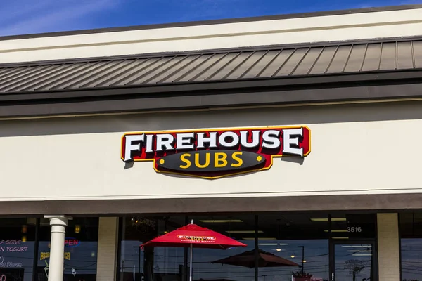 Indianápolis - Circa Noviembre 2016: Firehouse Subs restaurante casual rápido. Firehouse se especializa en sándwiches submarinos calientes II — Foto de Stock