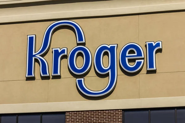 Indianápolis - Circa Noviembre 2016: Kroger Supermarket. The Kroger Co. es uno de los minoristas de comestibles más grandes del mundo IV — Foto de Stock