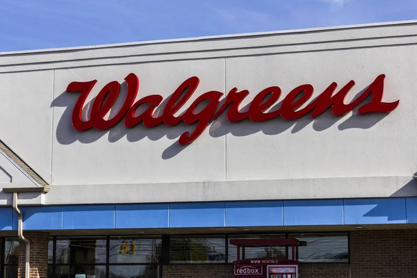 Indianápolis - Circa Noviembre 2016: Walgreens Retail Location. Walgreens es una empresa farmacéutica estadounidense IX — Foto de Stock