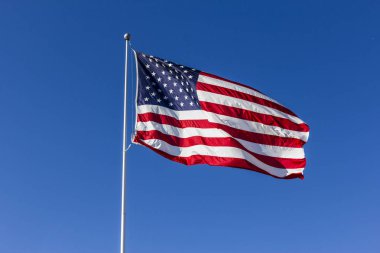 Amerikan bayrağı sallayarak rüzgarda