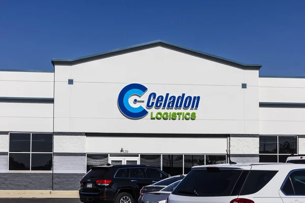 Indianápolis - Circa Noviembre 2016: Celadon Trucking Headquarters. Celadon es una de las mayores empresas de transporte y logística de América del Norte II —  Fotos de Stock