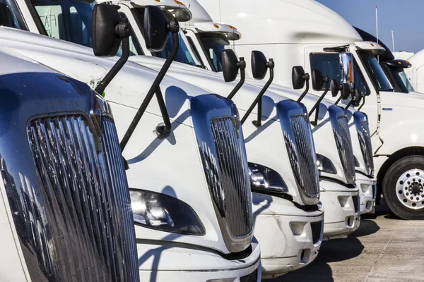 Indianápolis - Circa Noviembre 2016: Navistar International Semi Tractor Remolque Camiones alineados para la venta II — Foto de Stock