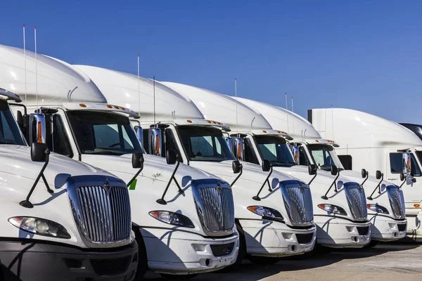 Indianápolis - Circa Novembro 2016: Navistar Internacional Semi-trator reboque caminhões alinhados para venda I — Fotografia de Stock