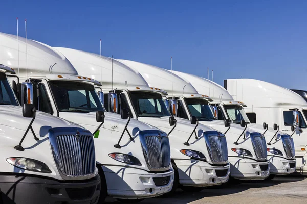 Indianapolis - Circa November 2016: Navistar International Semi Tractor Trailer Trucks Lined up for Sale I — Stock Photo, Image