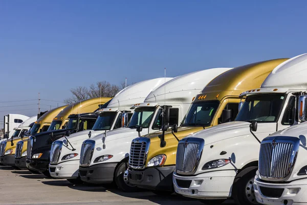 Indianapolis - Circa November 2016: Colorful Semi Tractor Trailer Trucks Lined up for Sale II — Stock Photo, Image