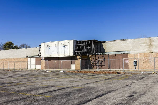 Tienda abandonada en el lado este de Indianápolis. Muchos barrios batallan contra el resplandor y la pobreza II — Foto de Stock