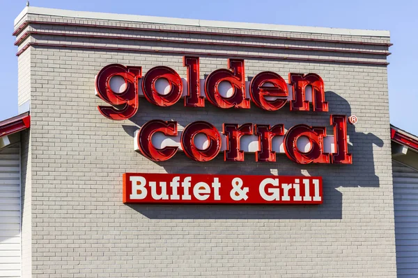 Kokomo - Circa Noviembre 2016: Golden Corral Buffet and Grill. Golden Corral sirve muchas comidas gratis a los veteranos militares y en servicio activo III — Foto de Stock